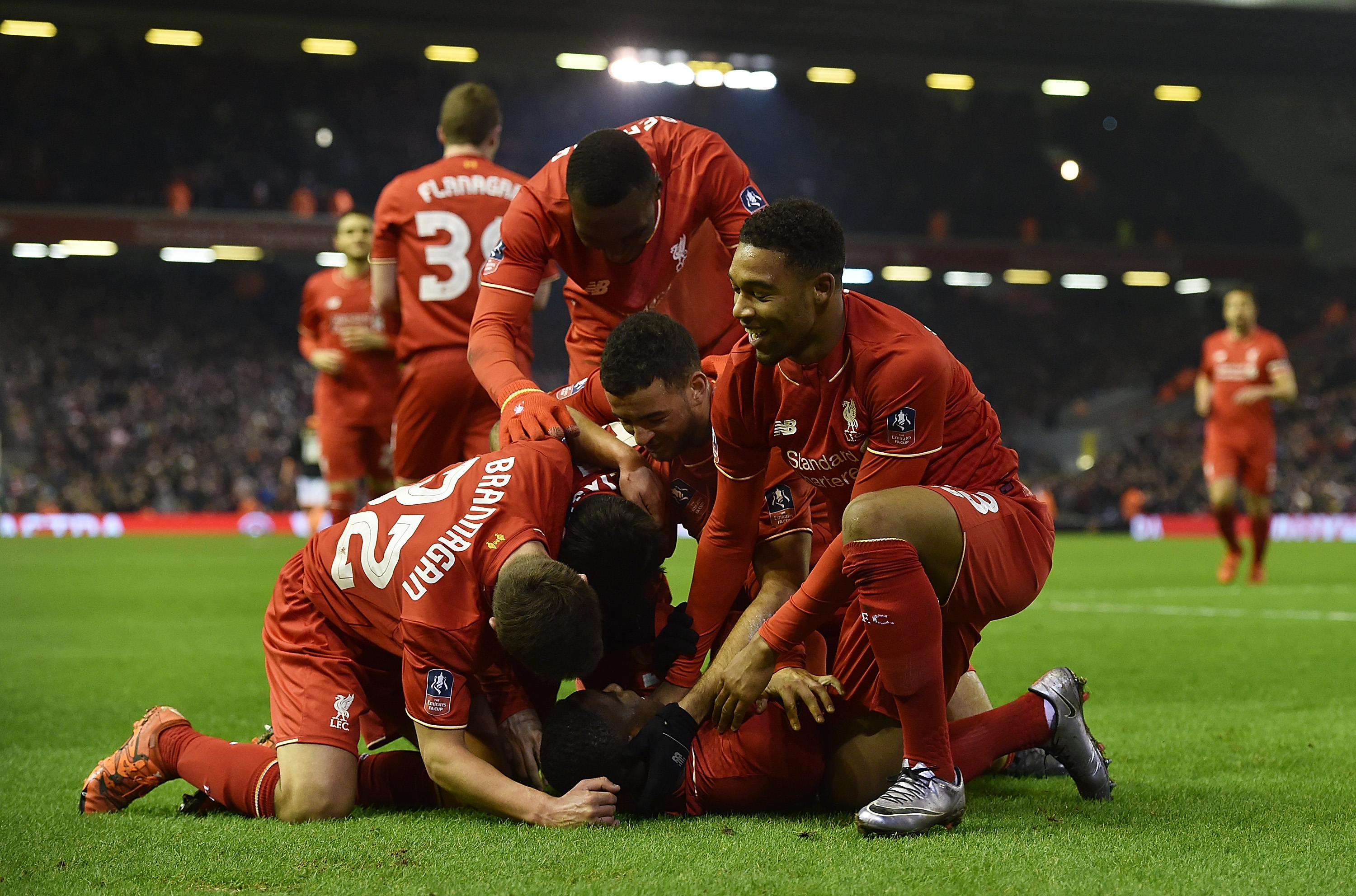 每体：阿根廷队在西班牙集训，球迷热情高涨只为一睹梅西风采（每体：阿根廷西班牙备战，球迷涌动只为一睹梅西）