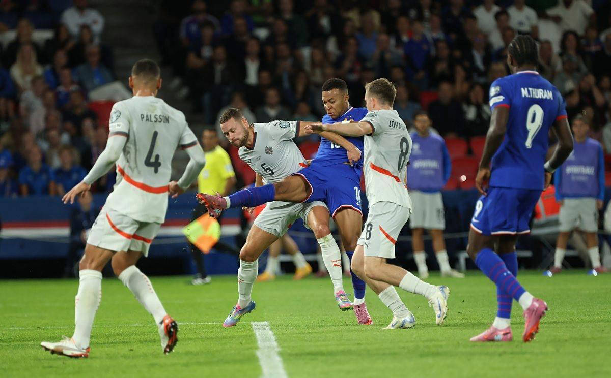 博努奇：小基耶萨可能踢附加赛；球员明白穿意大利球衣的责任（博努奇称小基耶萨有望出战附加赛，蓝衣军团球员深知责任）