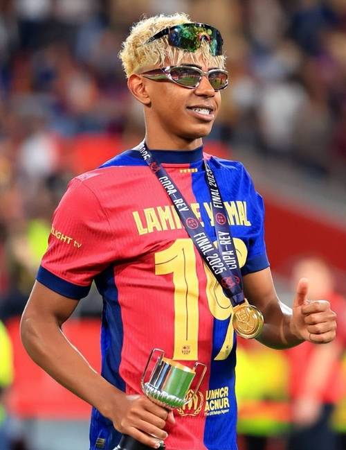 半场战报：法兰克福0-0沃尔夫斯堡（半场速报：法兰克福与沃尔夫斯堡0-0握手言和）