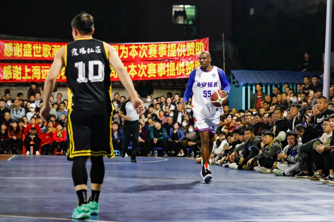 致敬CP3！快船主场球迷之墙摆满了保罗“空接之城”时期的球衣（向CP3致意！快船主场球迷墙挂满保罗“空接之城”时代球衣）