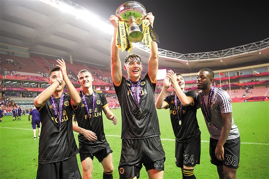 詹姆斯关键三分绝杀比赛（詹姆斯压哨三分绝杀）