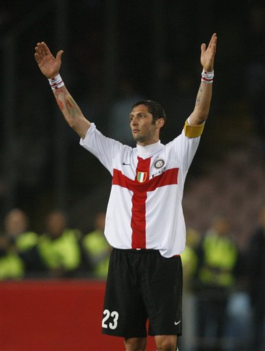 孙颖莎为何不站C位？刘国梁为何不与日本队握手？原因不言而喻（孙颖莎为何未站中间？刘国梁为何未与日本队握手？背后缘由一目了然）