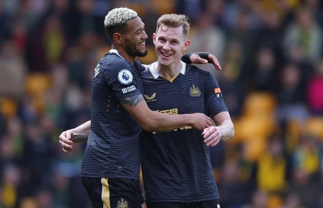 科里纳：正讨论足球中教练喊暂停的可能性，努力寻找解决方案（科里纳：探讨在足球比赛引入教练暂停，正积极寻求可行方案）