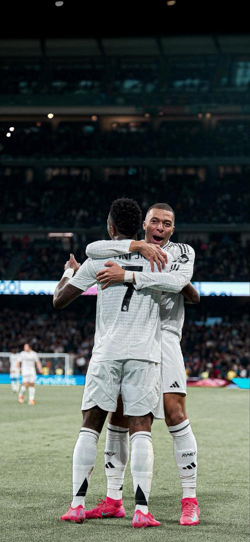 英超冷门多豪门问题多，曼联1比1西汉姆，B费错失良机被质疑（英超爆冷频现豪强陷困境，曼联1-1西汉姆，B费挥霍良机遭质疑）